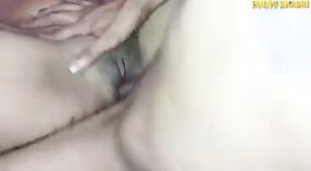 El video indio mms de Sunny Leon presenta un lindo coño y un meñique que necesitan algo de acción anal dura 5 mín. 50 sec