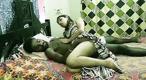 ఇండియన్ స్లట్ హాట్ త్రీసమ్‌లో బిగ్ డిక్ చేత కొట్టబడిన ఆమె పుస్సీని పొందుతుంది 0 మిన్ 0 సెకను