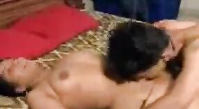 Indiana bhabhi em um vestido maxi gosta de sexo quente com seu jovem companheiro de quarto 1 minuto 20 SEC