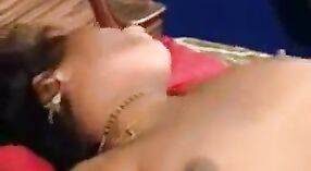 Indiana bhabhi em um vestido maxi gosta de sexo quente com seu jovem companheiro de quarto 2 minuto 40 SEC