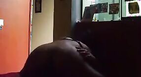 Sima sax vídeo apresenta jovem morena se masturbando no banco de trás 1 minuto 20 SEC