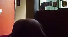 सिमा सॅक्स व्हिडिओमध्ये मागील सीटवर तरुण श्यामला हस्तमैथुन करणारे आहेत 2 मिन 00 सेकंद
