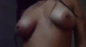 Sima sax vídeo apresenta jovem morena se masturbando no banco de trás 2 minuto 40 SEC