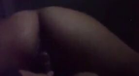 Sima sax vídeo apresenta jovem morena se masturbando no banco de trás 4 minuto 20 SEC