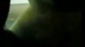 Chico bengalí se folla a una joven morena en este video caliente 3 mín. 00 sec