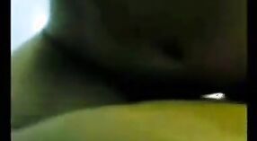 Chico bengalí se folla a una joven morena en este video caliente 3 mín. 40 sec