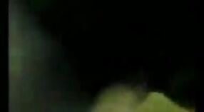 ఈ హాట్ వీడియోలో బెంగాలీ వ్యక్తి యువ నల్లటి జుట్టు గల స్త్రీని ఫక్ చేస్తాడు 5 మిన్ 00 సెకను