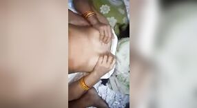 在最新的色情视频中，年轻而角质的姐姐被她的真正兄弟殴打 5 敏 20 sec