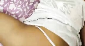 Indiase porno video toont een hete en stomende New Year ' s Eve seksscène met een lief kutje 1 min 10 sec