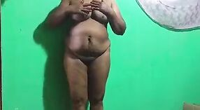 Video de sexo de niña india con una joven morena impresionante 2 mín. 00 sec