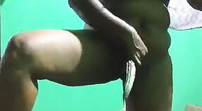 Video de sexo de niña india con una joven morena impresionante 9 mín. 30 sec