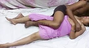 Indian girl x video presenta a una adorable chica asiática haciendo una mamada 2 mín. 20 sec