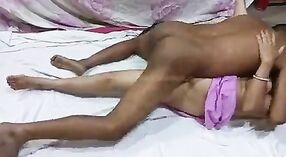 Indian girl x video presenta a una adorable chica asiática haciendo una mamada 9 mín. 20 sec