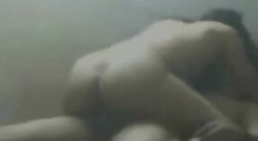 Indiase babe en vriend delen vies praten in Hindi porno video 2 min 00 sec