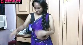 Sunny Lione ' s sexy video vangt Mumbai Kaamwali wassen van de vloer 0 min 0 sec