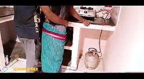 Дези Бхабха раздевается и пачкается на кухне с помощью хинди и индийского порно 1 минута 20 сек