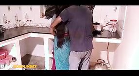 Дези Бхабха раздевается и пачкается на кухне с помощью хинди и индийского порно 0 минута 0 сек