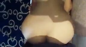 Porno universitaire mettant en vedette une tante indienne chaude 2 minute 00 sec