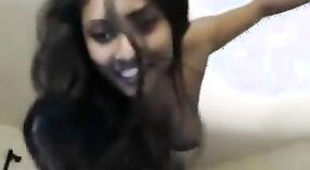 Sexy dziewczyna dokucza na kamery z gorącym ciałem 5 / min 50 sec