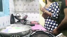 Mira a una joven Desi lamer y follar su coño en este video caliente 3 mín. 20 sec