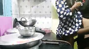 Mira a una joven Desi lamer y follar su coño en este video caliente 6 mín. 20 sec