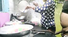 Mira a una joven Desi lamer y follar su coño en este video caliente 8 mín. 20 sec