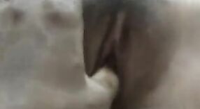 ஹேரி புண்டையுடன் இந்திய குழந்தை தனது நண்பரால் கடுமையாக துடிக்கிறது 0 நிமிடம் 0 நொடி