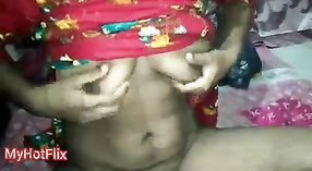Gadis India memamerkan payudaranya yang telanjang dan berkilau dalam video porno panas 0 min 40 sec