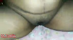 Gadis India memamerkan payudaranya yang telanjang dan berkilau dalam video porno panas 1 min 00 sec