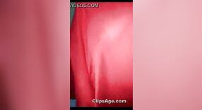 この熱いビデオで赤いデジバビが彼女の体を見せびらかす 2 分 00 秒