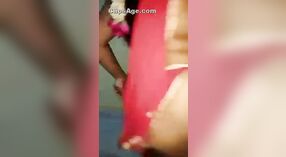 この熱いビデオで赤いデジバビが彼女の体を見せびらかす 0 分 0 秒