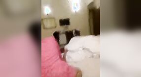 穆斯林宝贝在这个热门视频中伸展了她的猫 7 敏 40 sec