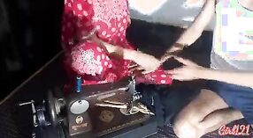 インドのbhabhiの女性は、蒸し暑いビデオで彼女の若い恋人に誘惑されます 1 分 30 秒