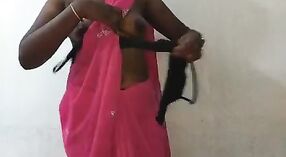 Vanita, een bedriegende vrouw uit India, geniet van haar diepste verlangens met een harde boobpress en tickle vibrator 2 min 00 sec