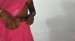 Vanita, een bedriegende vrouw uit India, geniet van haar diepste verlangens met een harde boobpress en tickle vibrator 8 min 40 sec