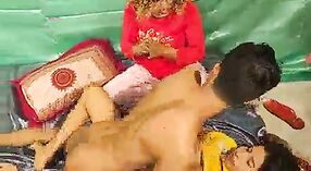 インドのカップルは床で激しいセックスを楽しんでいます 1 分 30 秒