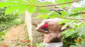 インドのポルノビデオ：茂みの中でいたずらをしましょう 3 分 40 秒