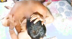 Индийская школьница с пышным телом занимается страстным ХХХ сексом со своим клиентом 6 минута 20 сек