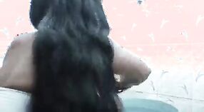 Desi babe obtient sa chatte serrée étirée dans une vidéo porno en plein air 2 minute 40 sec