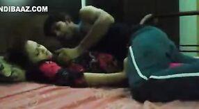 Une ado indienne en pantalon profite d'une chevauchée sauvage sur le lit 0 minute 0 sec