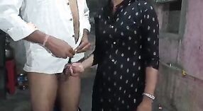 Penjaga toko India menjadi nakal dengan seorang wanita seksi 2 min 20 sec