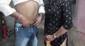 भारतीय दुकानदार शरारती हो जाता है के साथ एक गर्म महिला 0 मिन 0 एसईसी