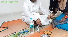 Nackte indische Tante Randys hartes Sexvideo im Banarasi-Stil 2 min 20 s