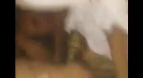 সানি লিওন ম্যাসেজ পর্নো একটি দক্ষিণ ভারতীয় দম্পতি একটি ত্রয়ী এবং ব্লজবটিতে জড়িত রয়েছে 4 মিন 40 সেকেন্ড