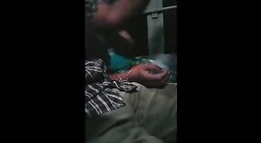 Indisch meisje sucks op bus zetel in heet video 1 min 10 sec