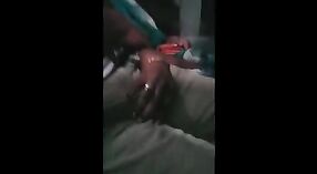 Indisch meisje sucks op bus zetel in heet video 7 min 00 sec
