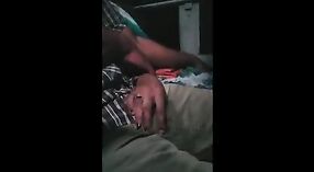 Indisch meisje sucks op bus zetel in heet video 0 min 0 sec