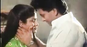 Filho indiano e Sua Mãe Desi se envolvem em conversas sujas durante o Sexo em casa 0 minuto 0 SEC