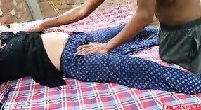 Indiase vriendin verwent zich met een stomende en sensuele seksuele ontmoeting in deze HD-video 0 min 0 sec