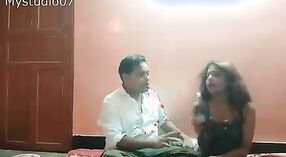 भारतीय लड़की हो जाता है नीचे और गंदा के साथ एक आदमी में इस होम डिलीवरी वीडियो 0 मिन 0 एसईसी